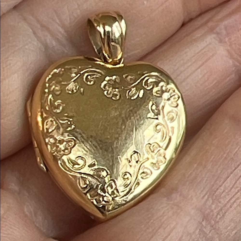 18k Gold Heart Locket Pendant - Picture 6 of 6
